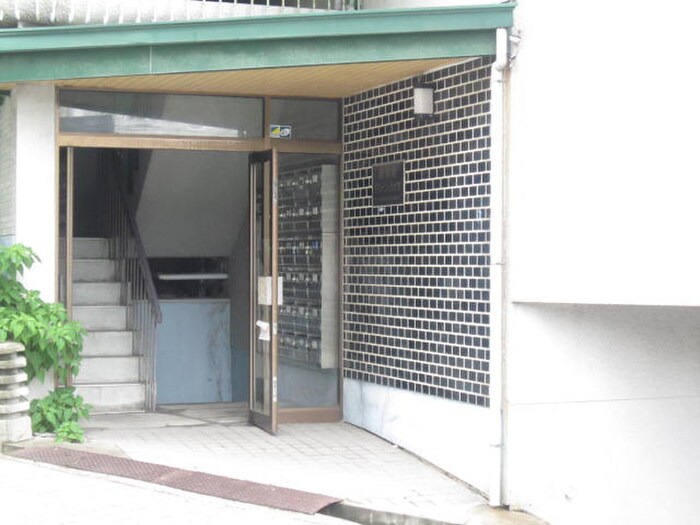 物件外観写真2　(エントランス部分)