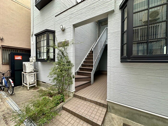 物件外観写真3　(エントランス部分)