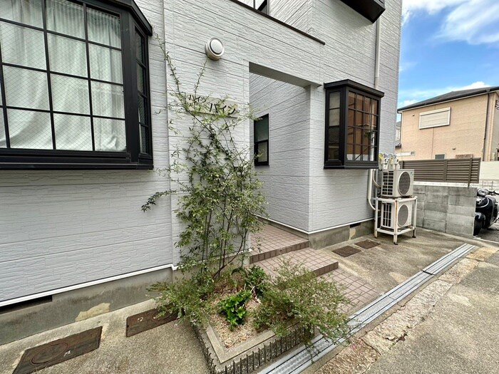 物件外観写真4　(エントランス部分)