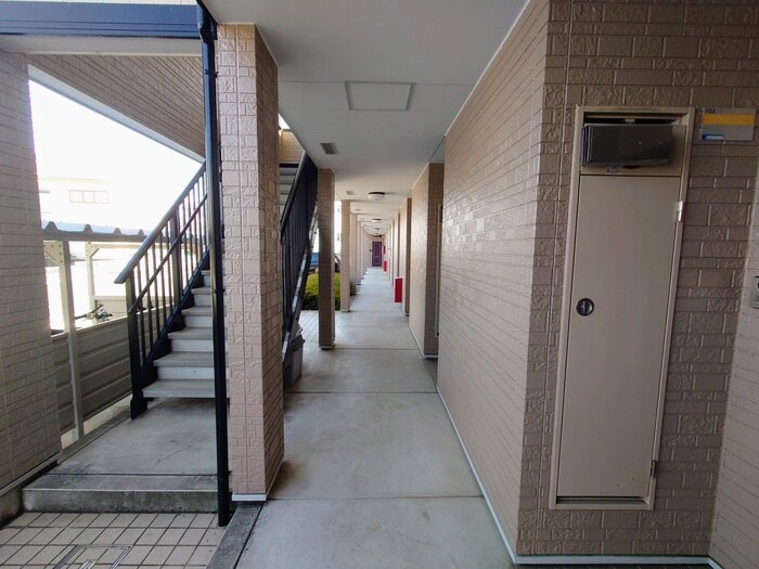 物件外観写真3　(エントランス部分)