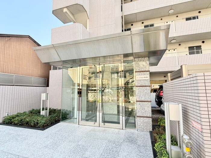 物件外観写真4　(エントランス部分)