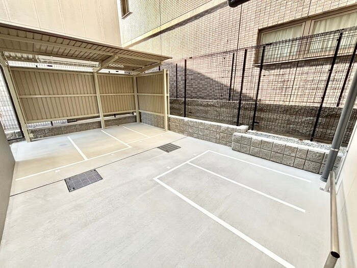 物件外観写真3　(バイク置き場)