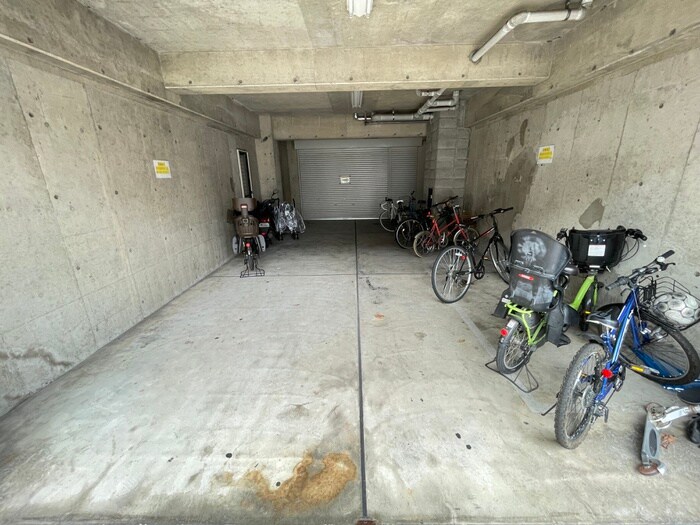物件外観写真4　(駐輪場)