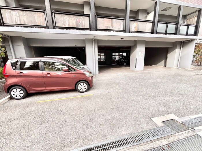 物件外観写真5　(駐車場)