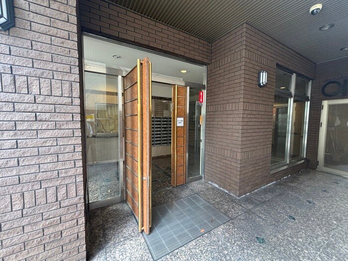 物件外観写真2　(エントランス部分)