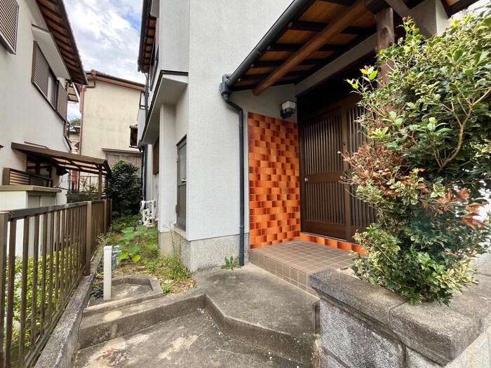 物件外観写真4　(エントランス部分)