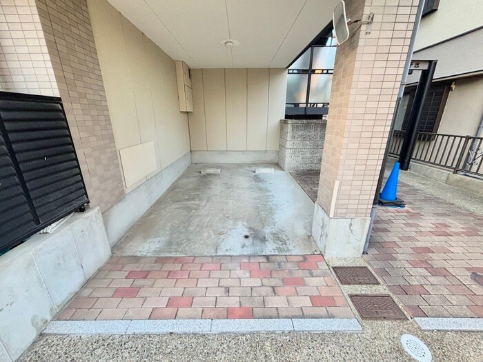 物件外観写真2　(駐車場)