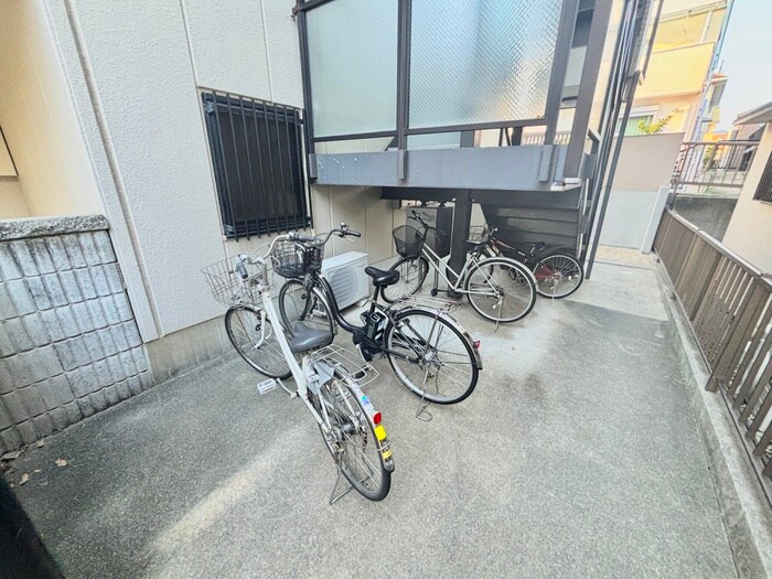 物件外観写真4　(駐輪場)