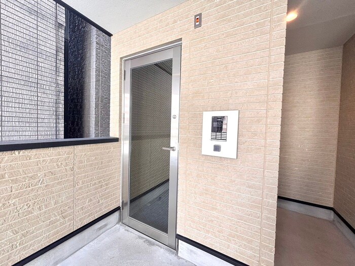 物件外観写真4　(エントランス部分)