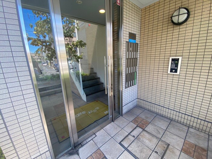 物件外観写真2　(エントランス部分)