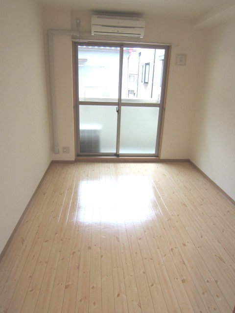 物件内観写真7　(室内からの展望)