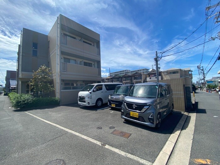 物件外観写真3　(駐車場)