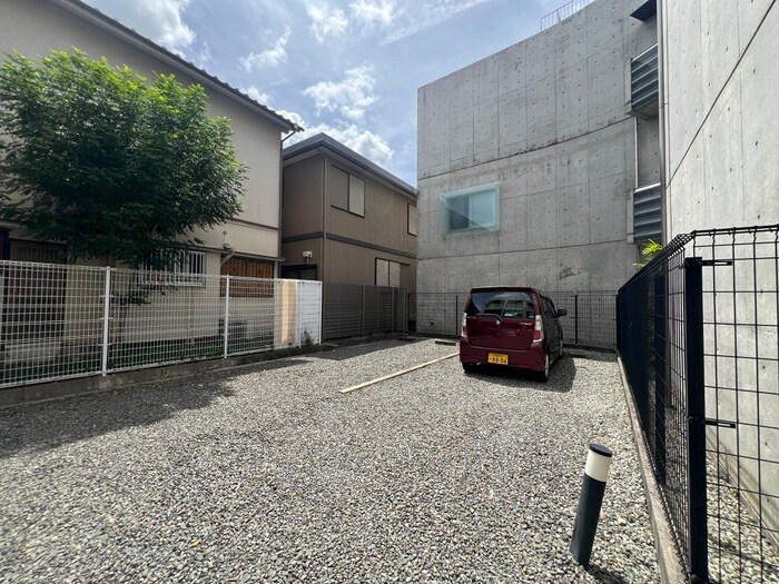 物件外観写真4　(駐車場)