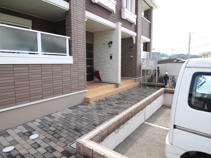 物件外観写真2　(エントランス部分)