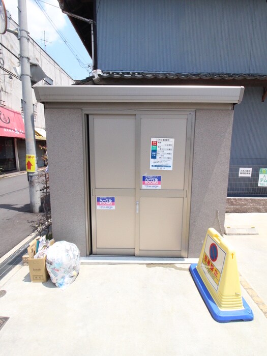 物件外観写真4　(エントランス部分)