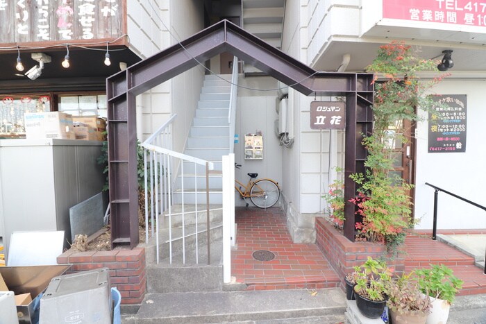 物件外観写真4　(エントランス部分)