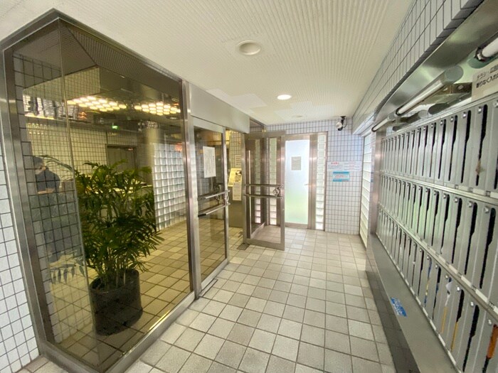 物件外観写真2　(エントランス部分)