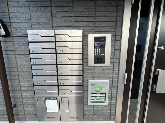 物件外観写真3　(エントランス部分)