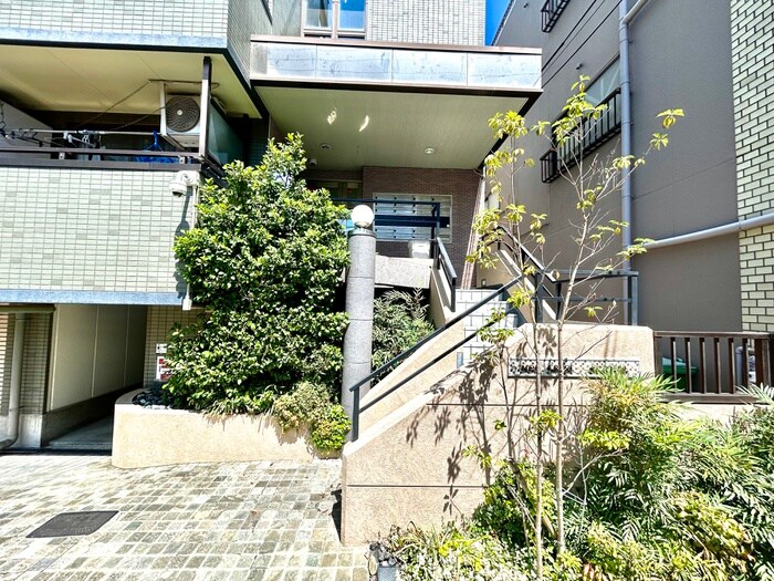 物件外観写真2　(エントランス部分)