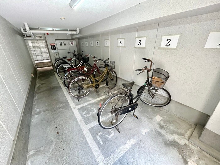 物件外観写真4　(駐輪場)