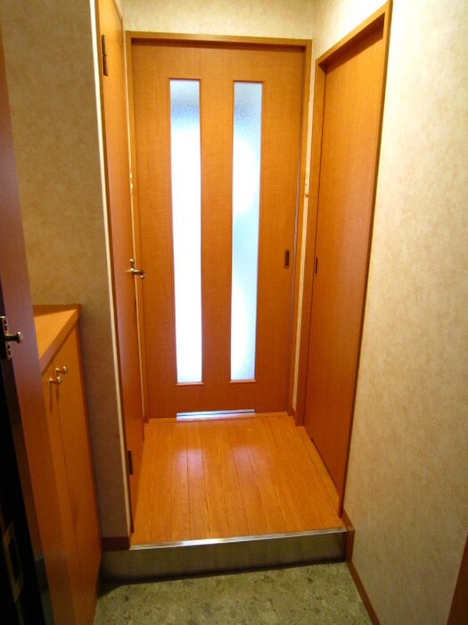 物件内観写真4　(玄関)