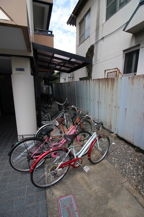 物件外観写真4　(駐輪場)