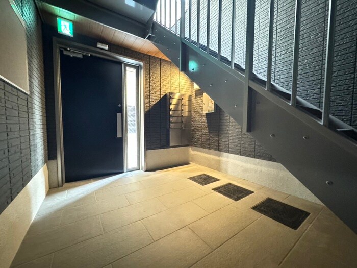 物件外観写真2　(エントランス部分)