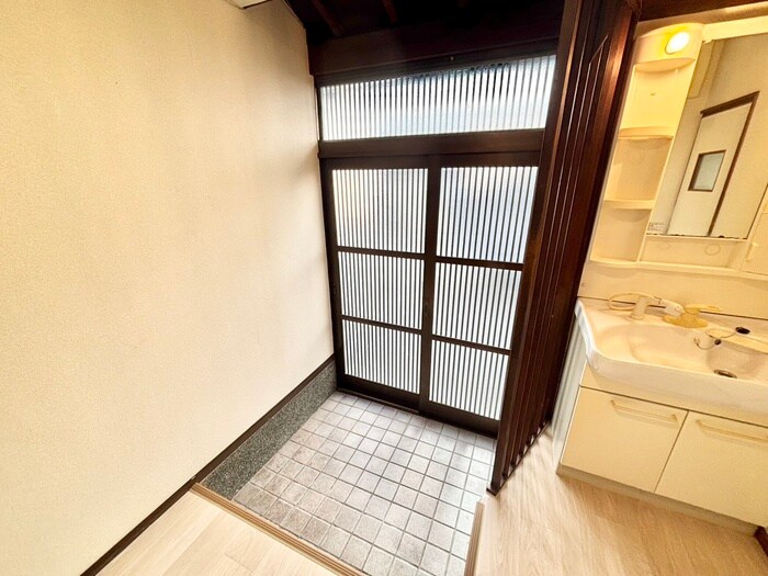 物件内観写真16　(玄関)