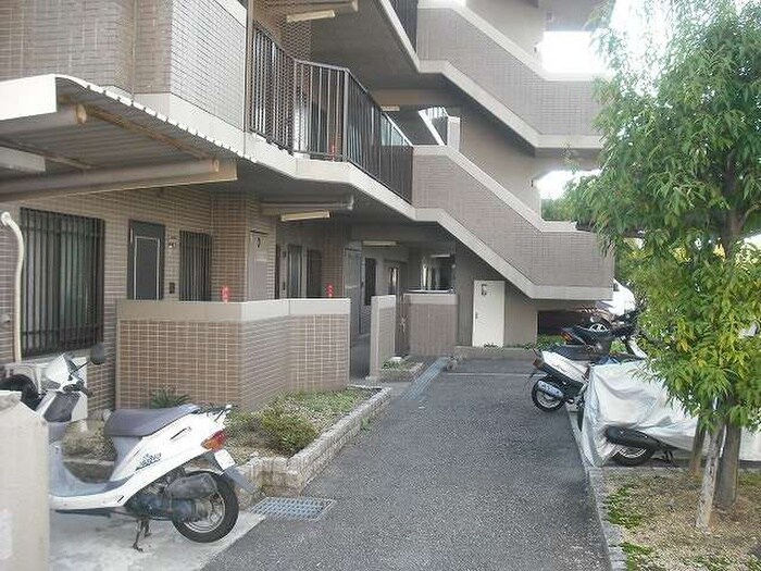 物件外観写真6　(バイク置き場)