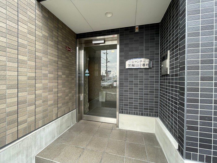 物件外観写真3　(エントランス部分)