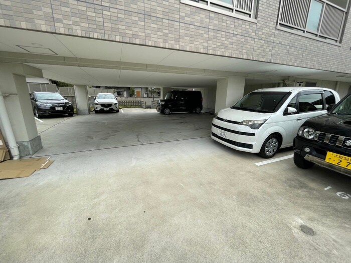 物件外観写真5　(駐車場)
