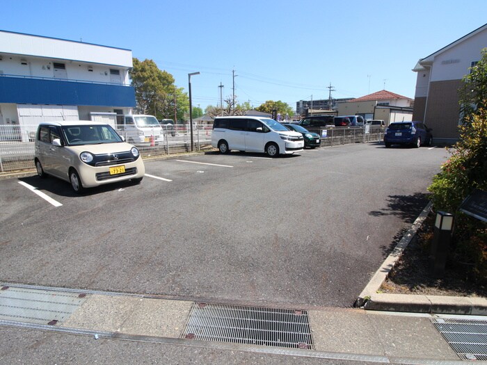 物件外観写真2　(駐車場)