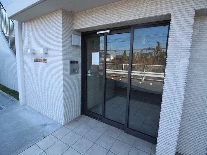 物件外観写真3　(エントランス部分)