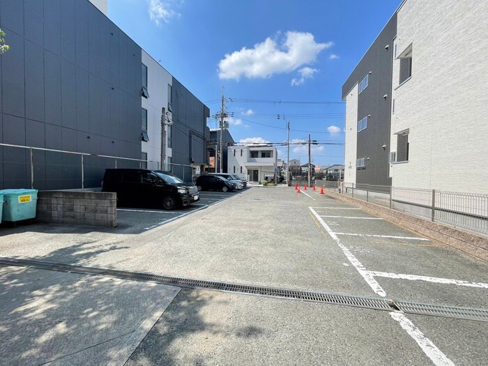 物件外観写真3　(駐車場)