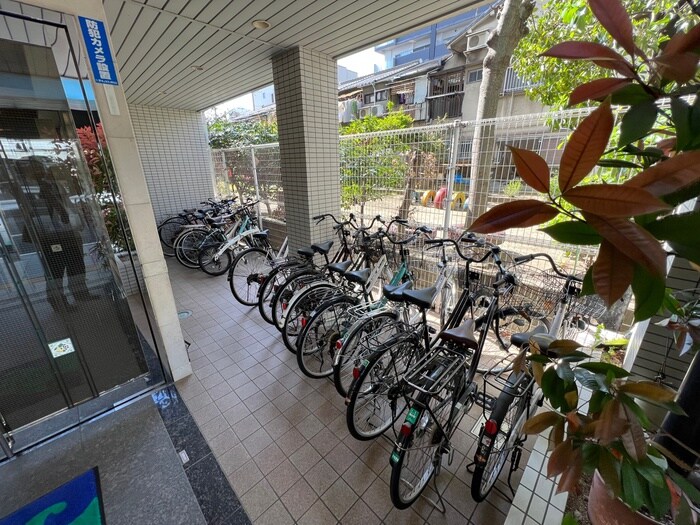 物件外観写真4　(駐輪場)