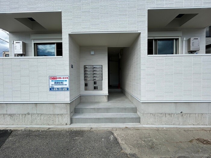 物件外観写真3　(エントランス部分)