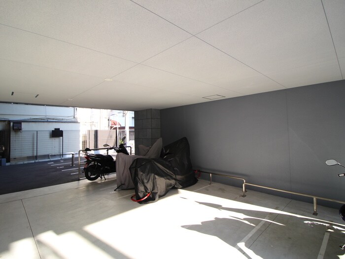 物件外観写真4　(バイク置き場)