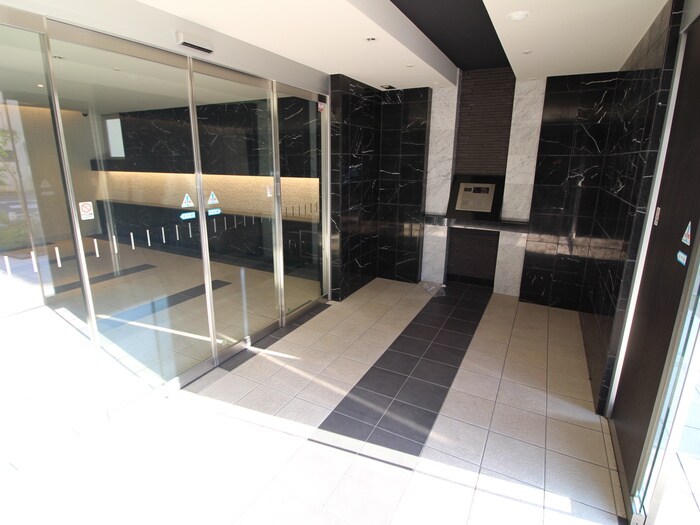 物件外観写真5　(エントランス部分)