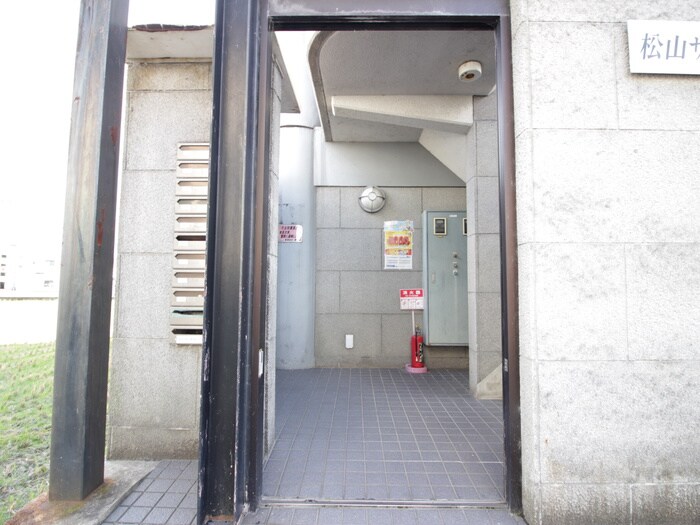 物件外観写真5　(エントランス部分)