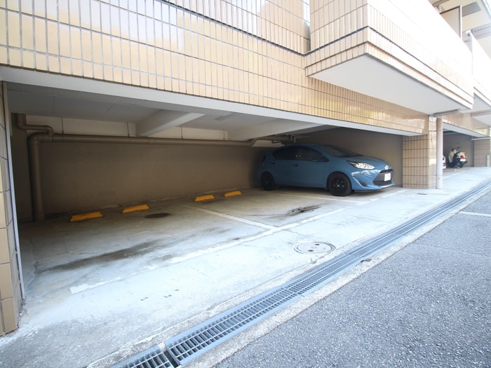 物件外観写真3　(駐車場)