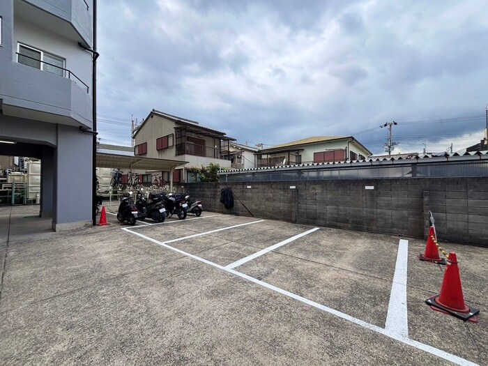 物件外観写真6　(駐車場)