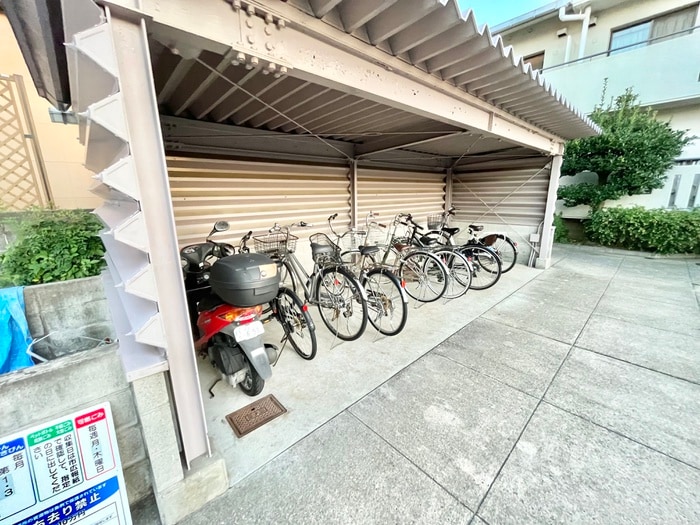 物件外観写真3　(駐輪場)