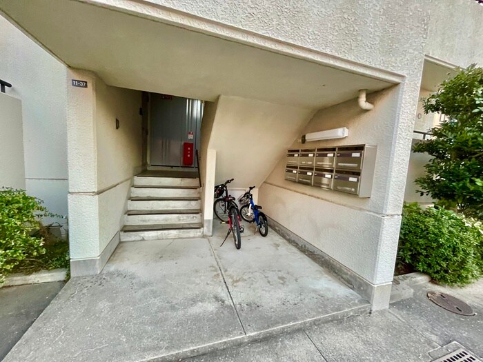 物件外観写真5　(エントランス部分)