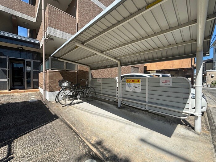 物件外観写真5　(駐輪場)