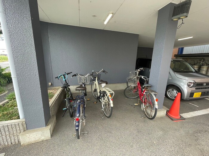 物件外観写真3　(駐輪場)