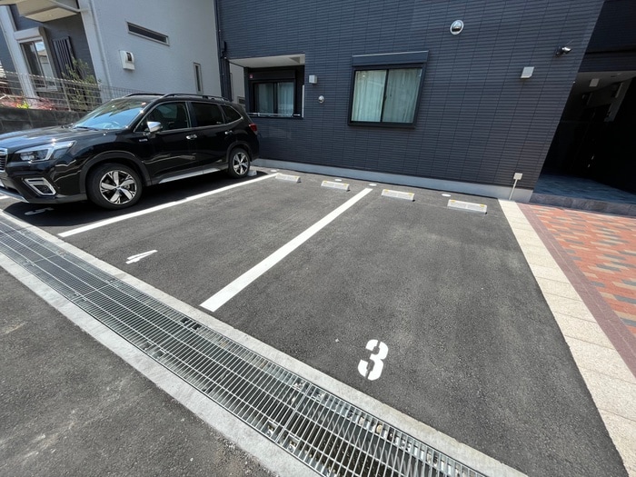 物件外観写真5　(駐車場)