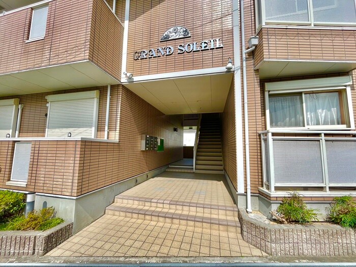 物件外観写真3　(エントランス部分)