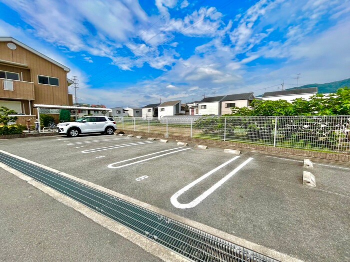 物件外観写真4　(駐車場)
