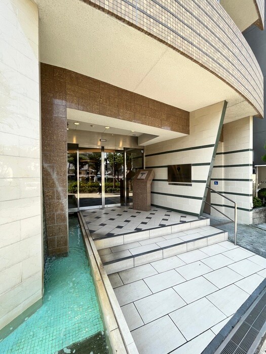 物件外観写真2　(エントランス部分)