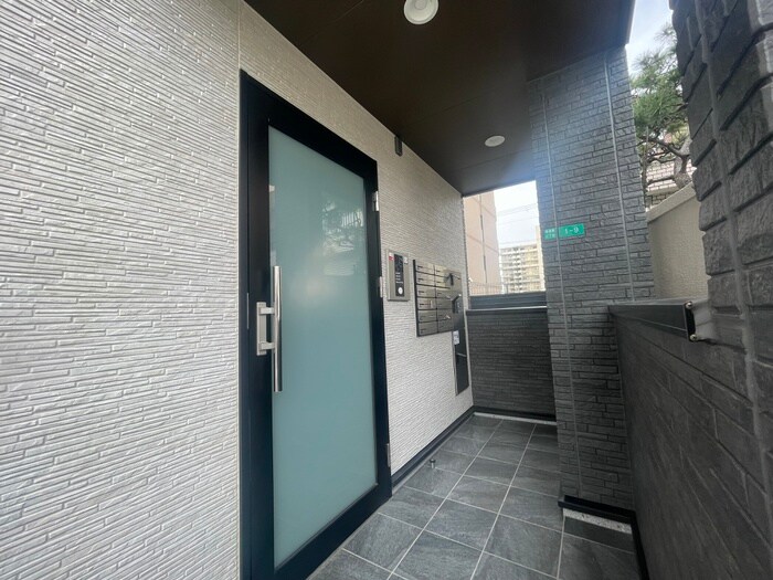 物件外観写真3　(エントランス部分)